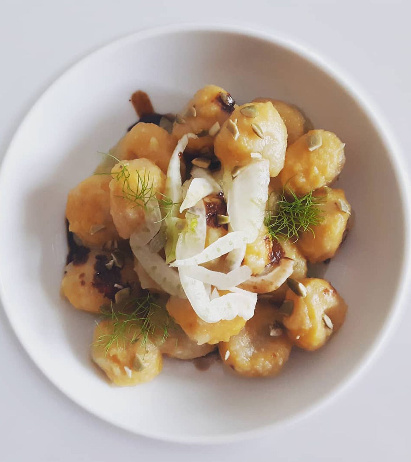 Gnocchi de papas con zapallo con hinojos, semillas de zapallo y aceto balsámico