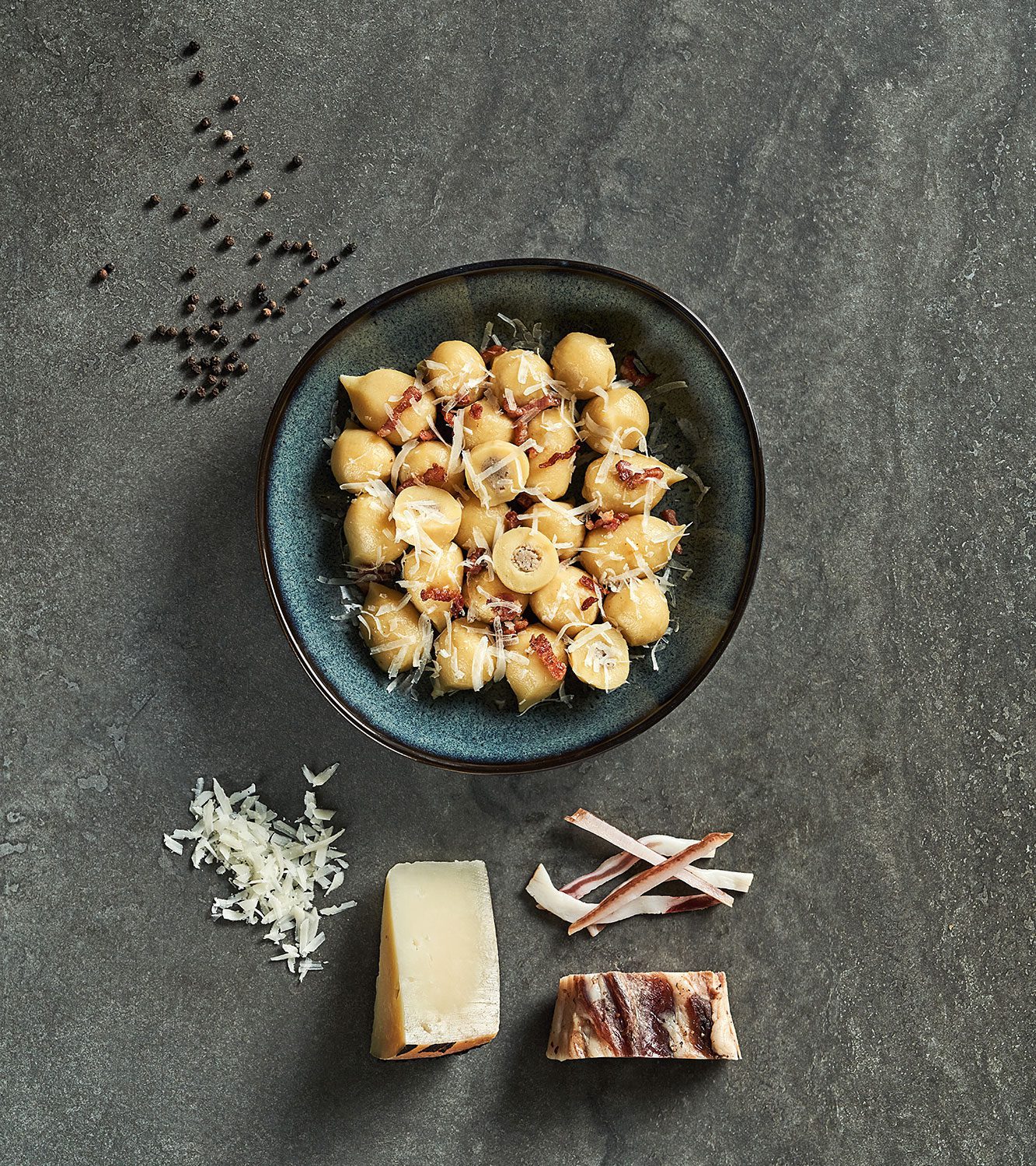 Gnocchi ripieni cacio e pepe con guanciale croccante