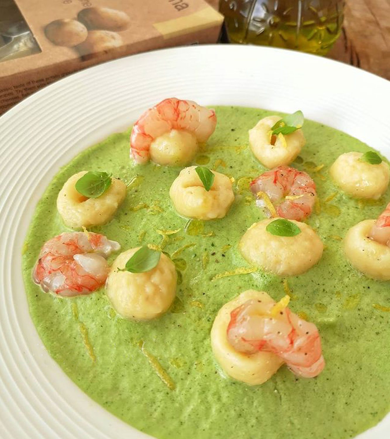 Gnocchi di patate con crema di zucchine, gamberi marinati e basilico