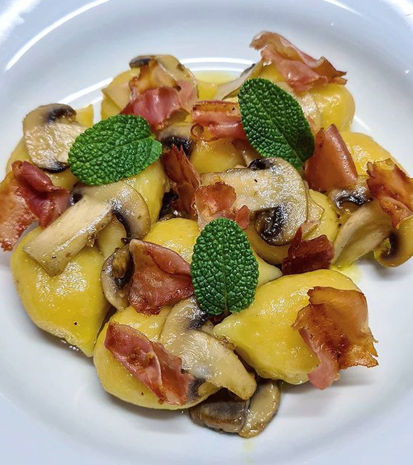 Gnocchi ripieni di gorgonzola con funghi, speck e salvia