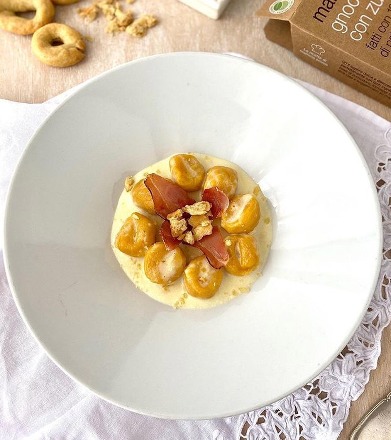 Gnocchi con zucca, speck, crema di stracchino e tarallini